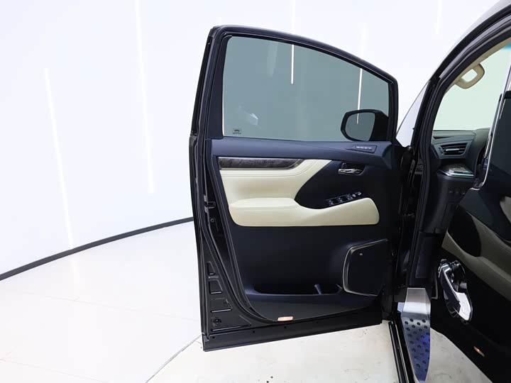 Фото 9 - Toyota Alphard