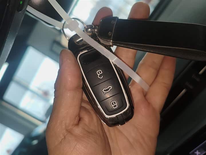 Фото 9 - Audi A6L