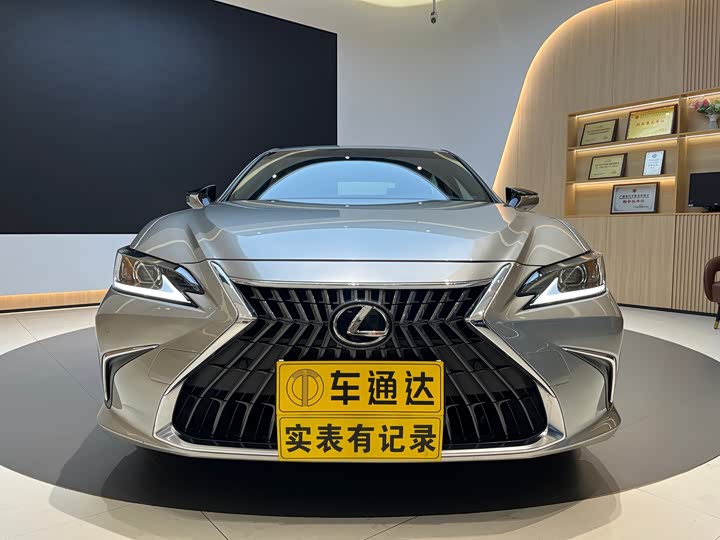 Фото 1 - Lexus ES