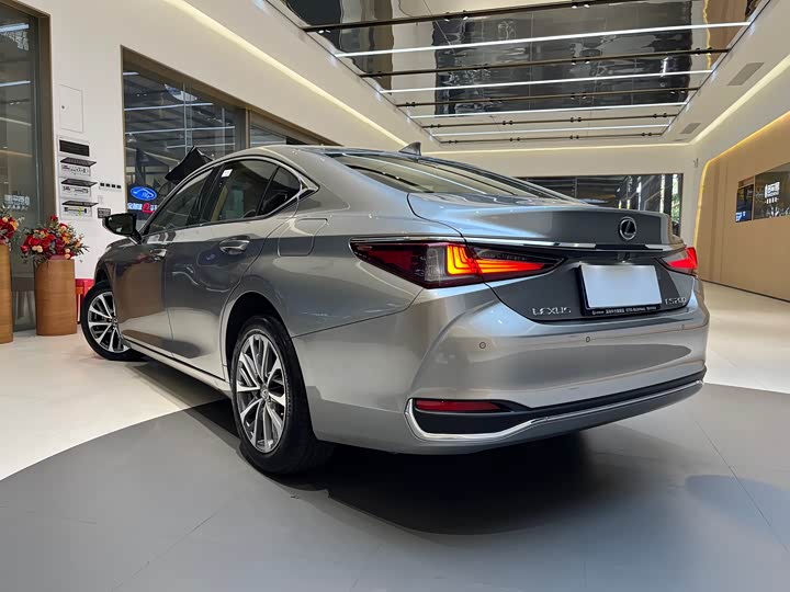 Фото 4 - Lexus ES