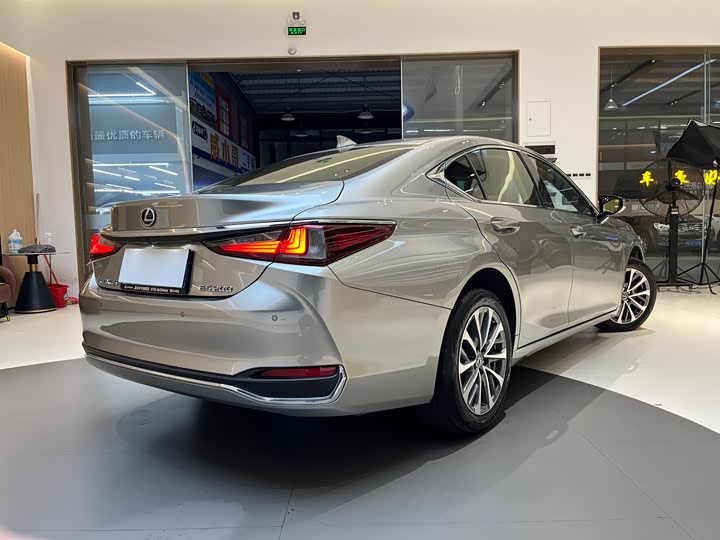 Фото 6 - Lexus ES