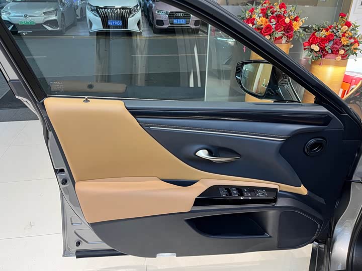 Фото 8 - Lexus ES