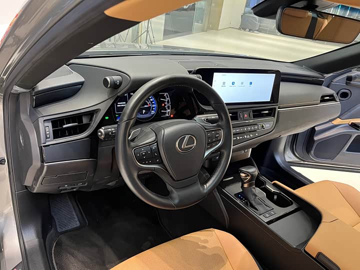 Фото 9 - Lexus ES