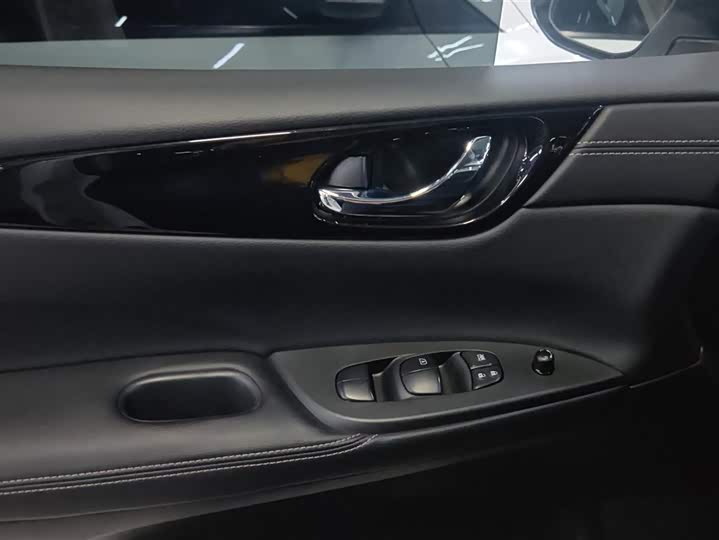 Фото 7 - Nissan Tiida