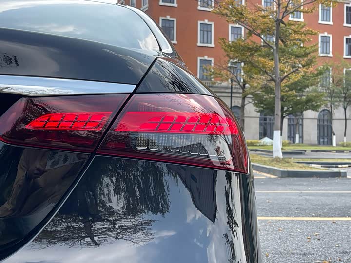 Фото 9 - Mercedes-Benz E-Class