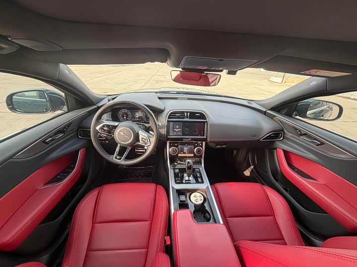 Фото 9 - Jaguar XE L