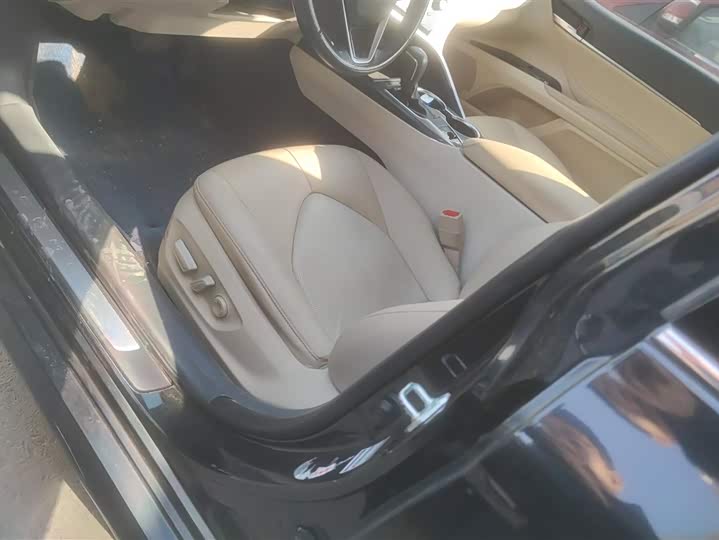 Фото 9 - Toyota Camry