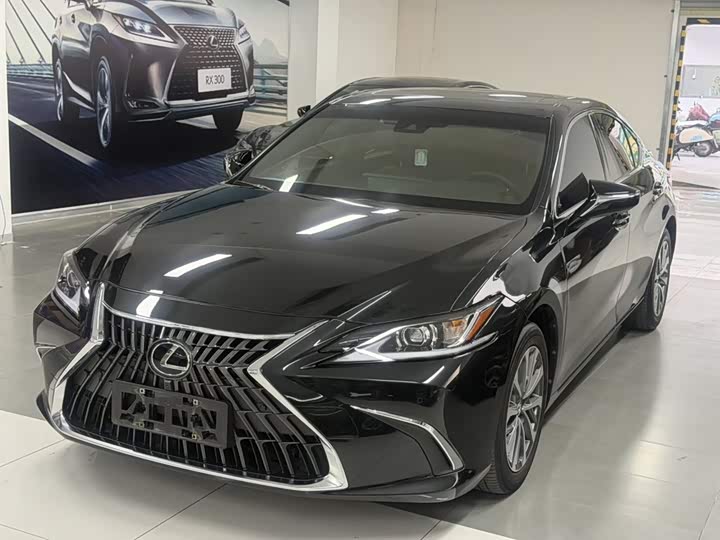 Фото 1 - Lexus ES