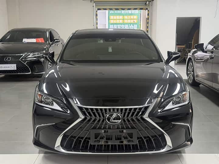 Фото 2 - Lexus ES