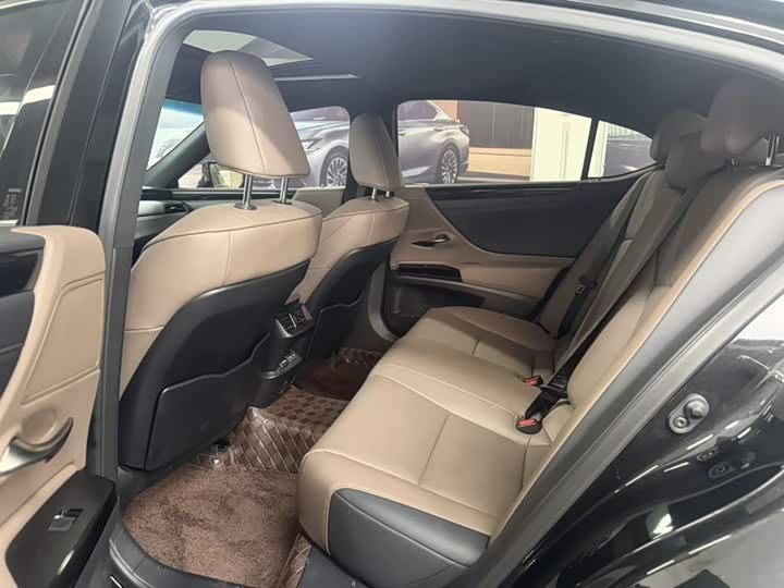 Фото 5 - Lexus ES