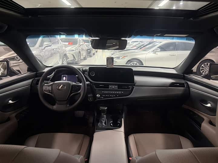 Фото 6 - Lexus ES