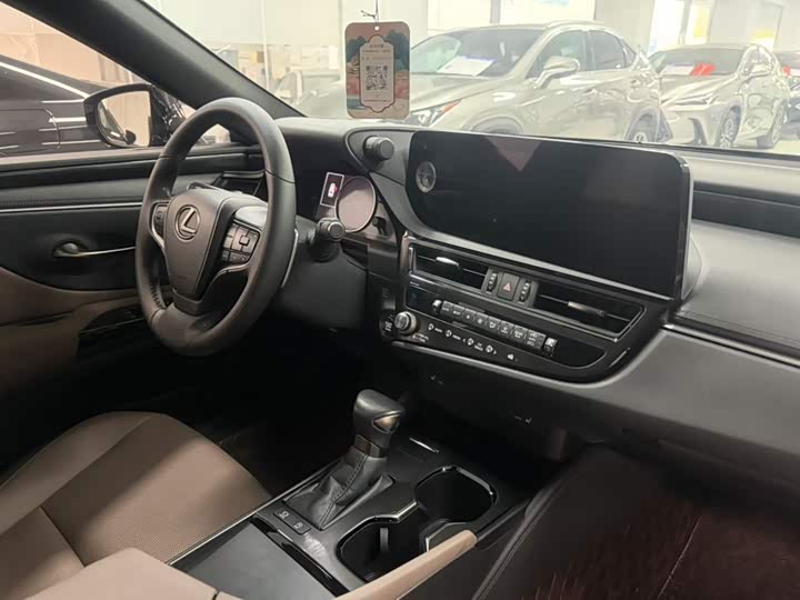 Фото 7 - Lexus ES