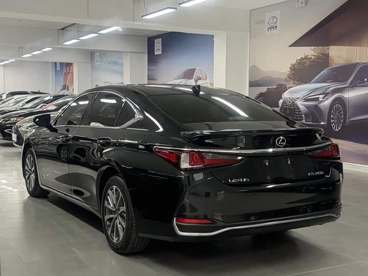 Фото 9 - Lexus ES