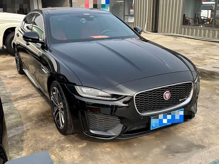 Фото 2 - Jaguar XE L