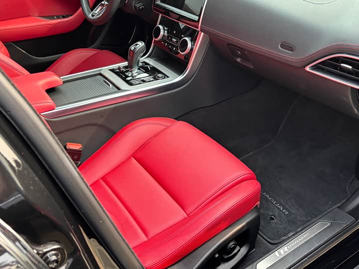 Фото 3 - Jaguar XE L