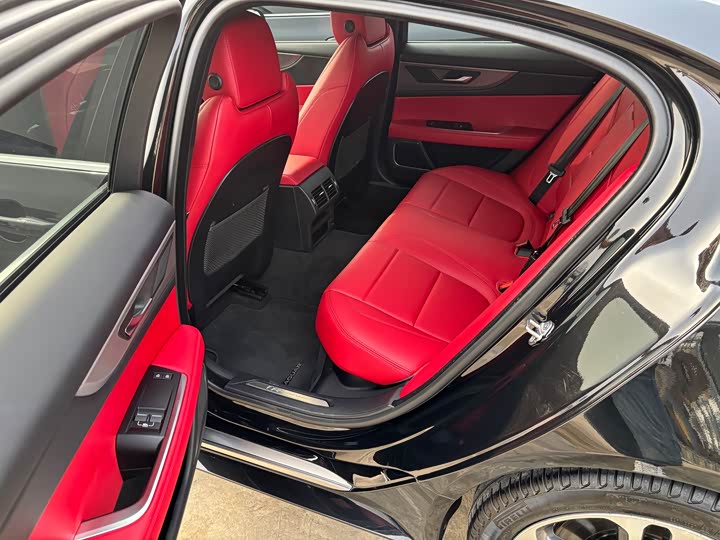 Фото 7 - Jaguar XE L