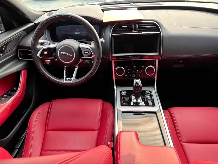 Фото 9 - Jaguar XE L