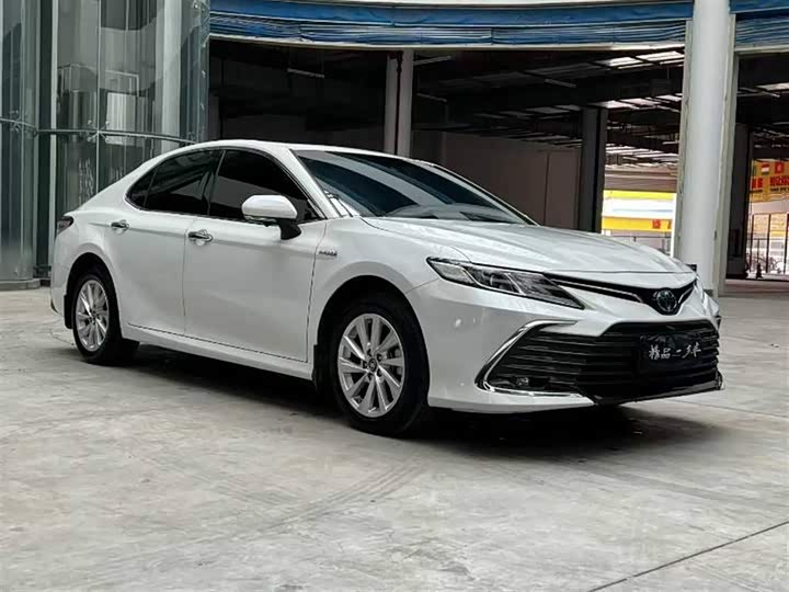 Фото 3 - Toyota Camry