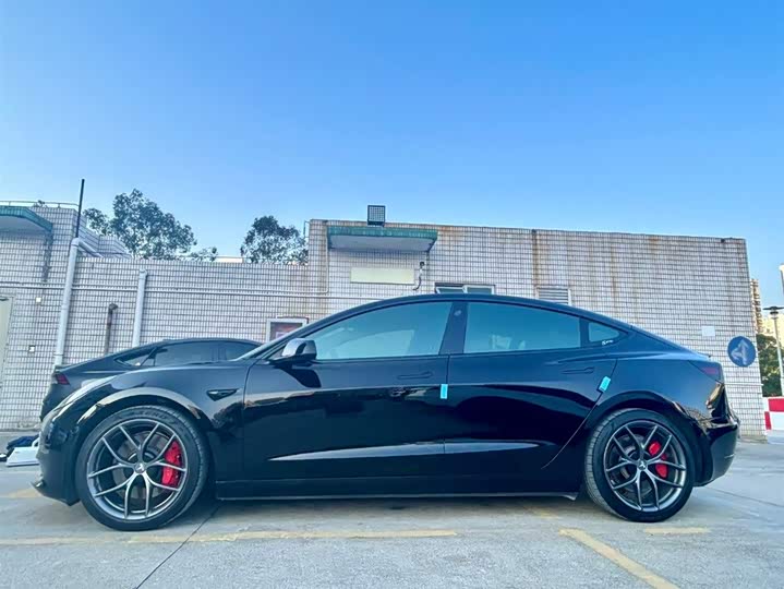 Фото 3 - Tesla Model 3