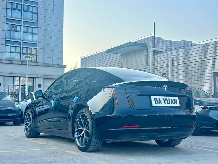 Фото 4 - Tesla Model 3