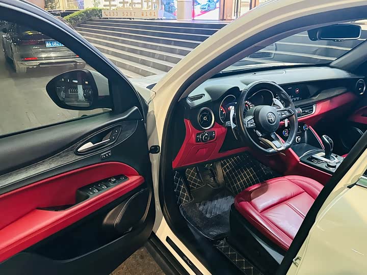 Фото 7 - Alfa Romeo Stelvio