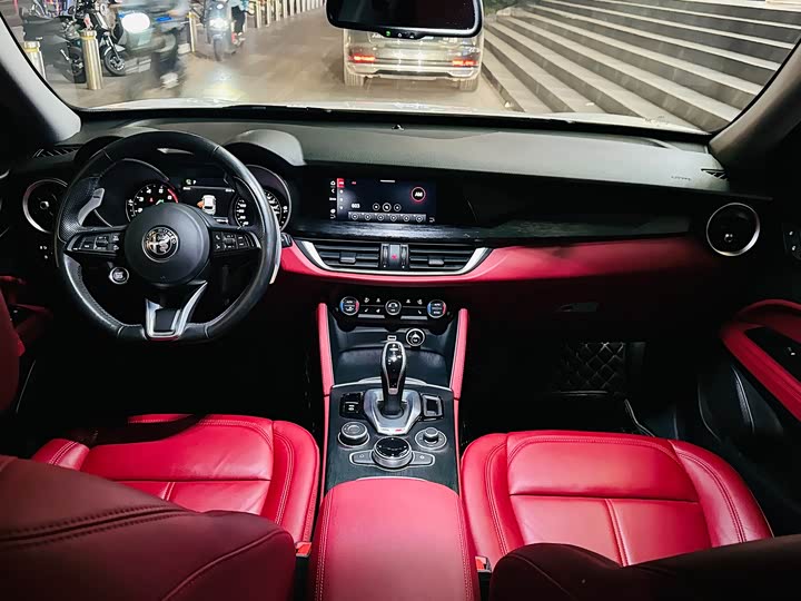 Фото 9 - Alfa Romeo Stelvio