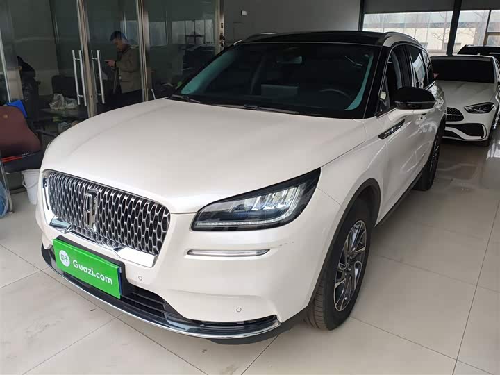 Фото 2 - Lincoln Corsair