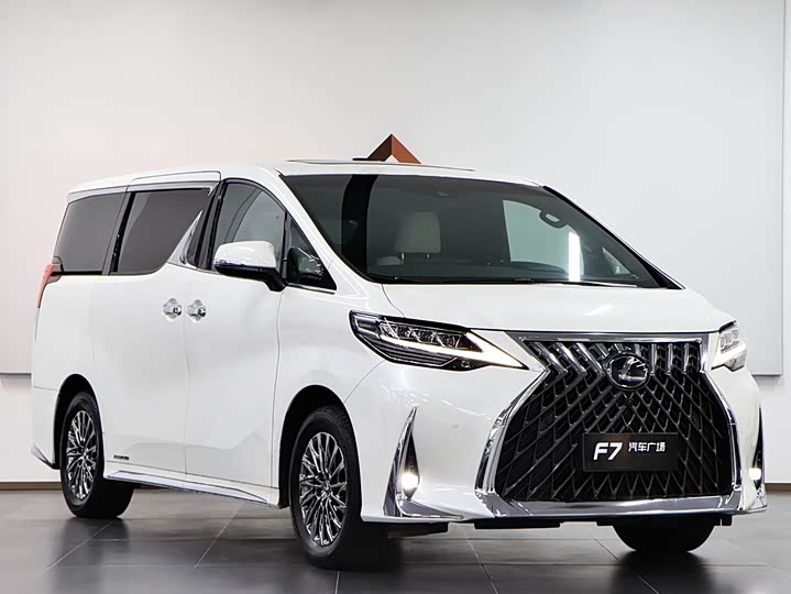 Фото 3 - Lexus LM