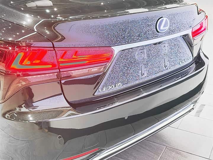 Фото 9 - Lexus LS