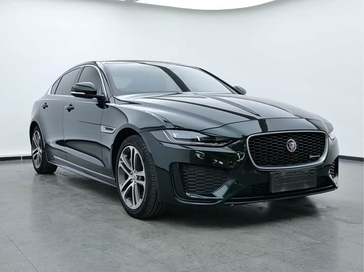 Фото 3 - Jaguar XE L