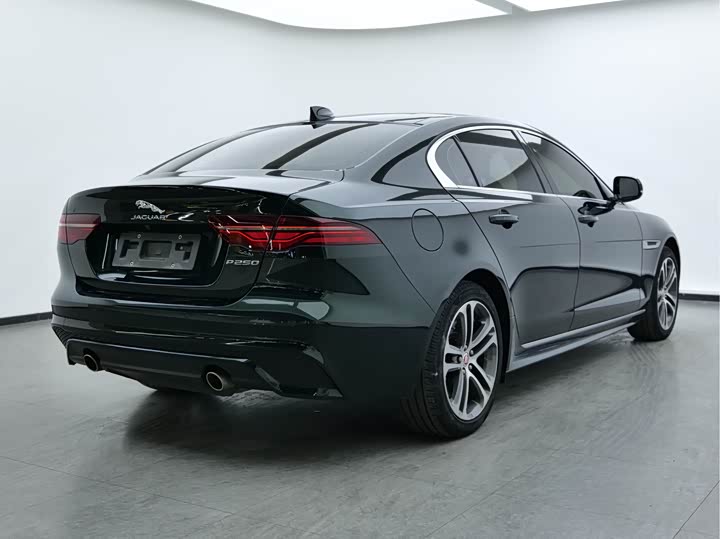 Фото 4 - Jaguar XE L