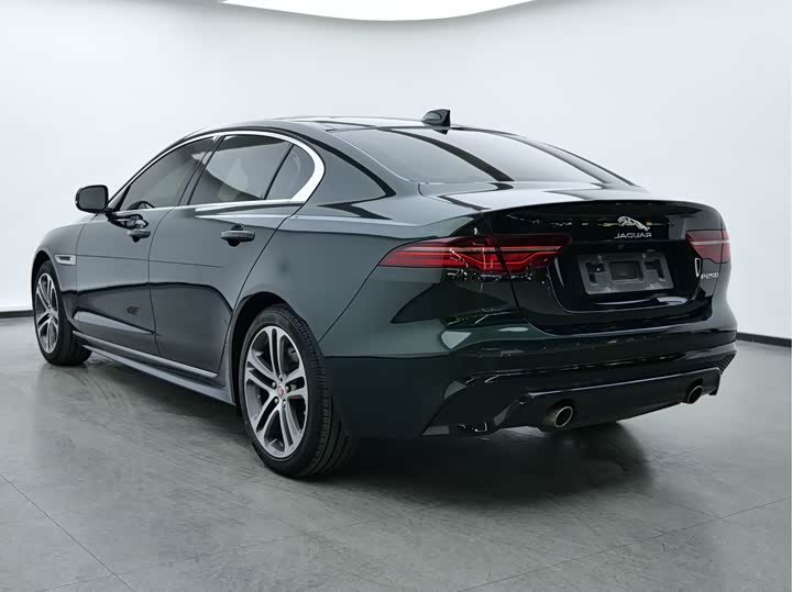 Фото 6 - Jaguar XE L