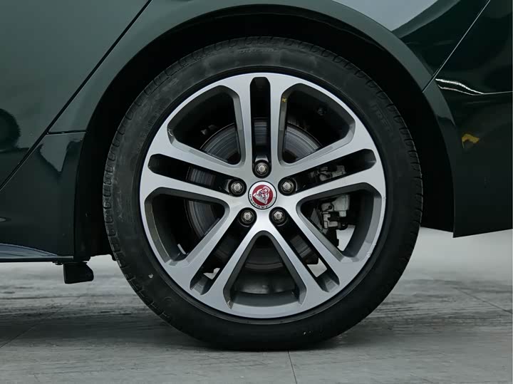 Фото 8 - Jaguar XE L