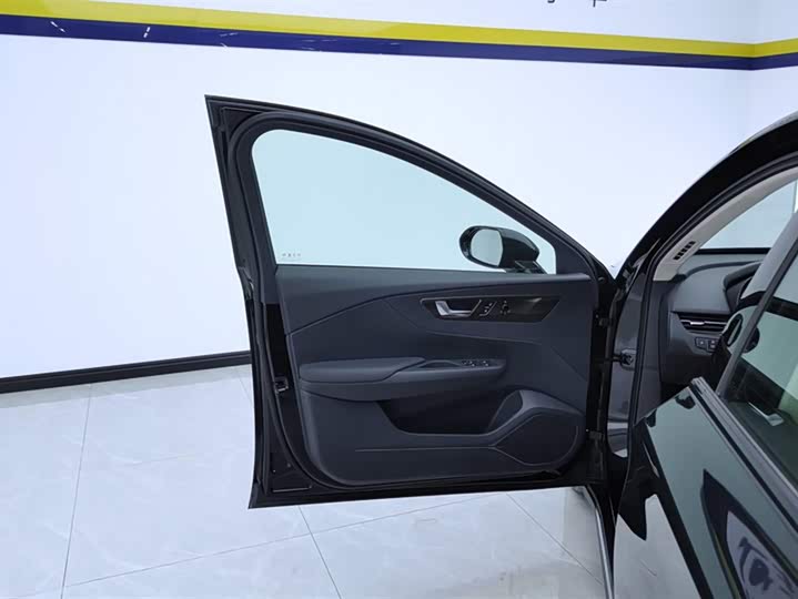 Фото 7 - Hongqi E-QM5