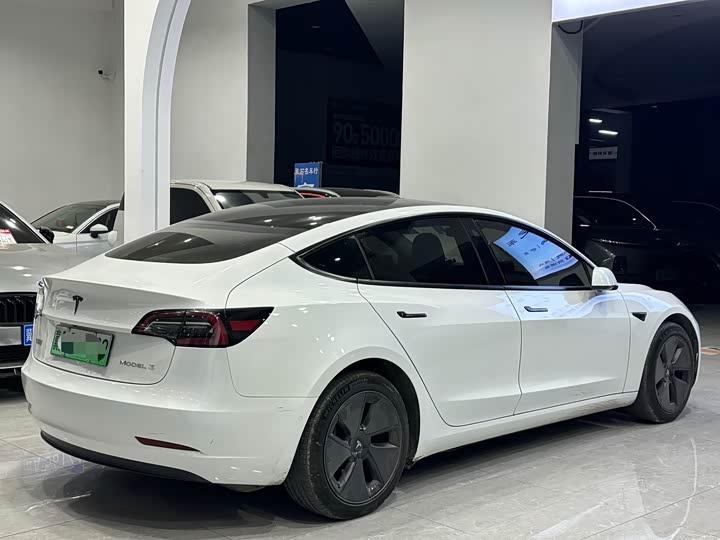 Фото 4 - Tesla Model 3