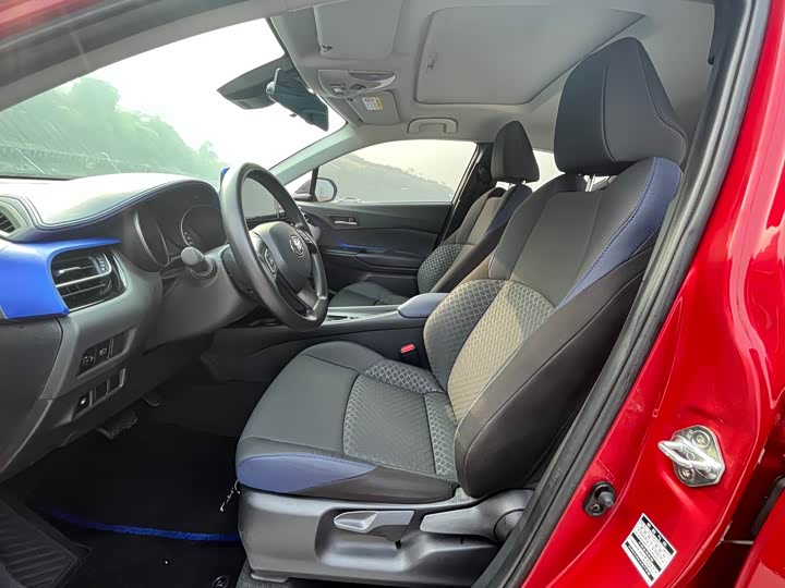 Фото 9 - Toyota C-HR