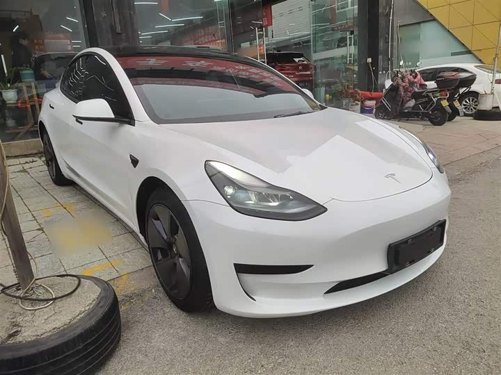 Фото 4 - Tesla Model 3