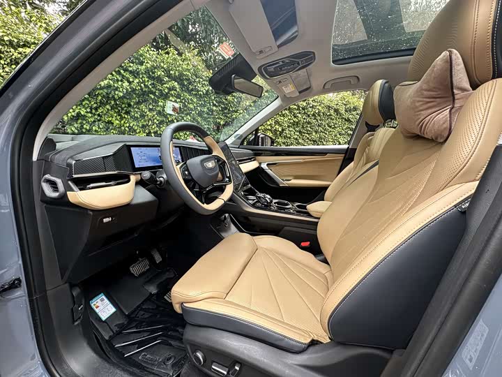 Фото 3 - Geely Atlas L