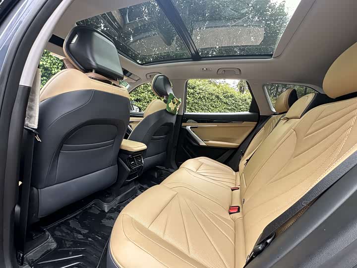 Фото 6 - Geely Atlas L