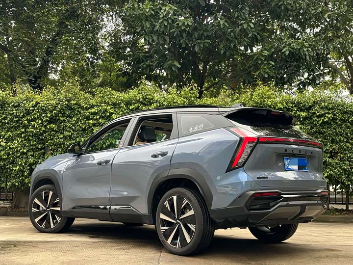 Фото 8 - Geely Atlas L