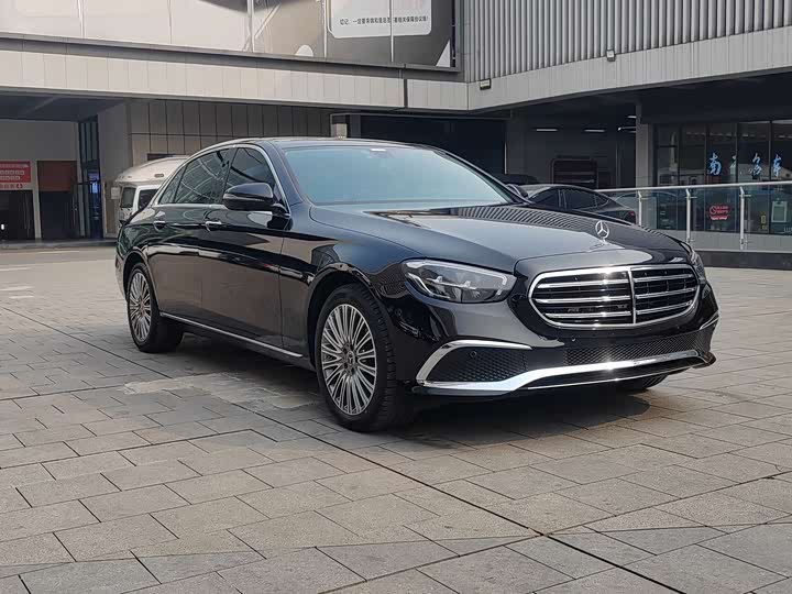 Фото 3 - Mercedes-Benz E-Class