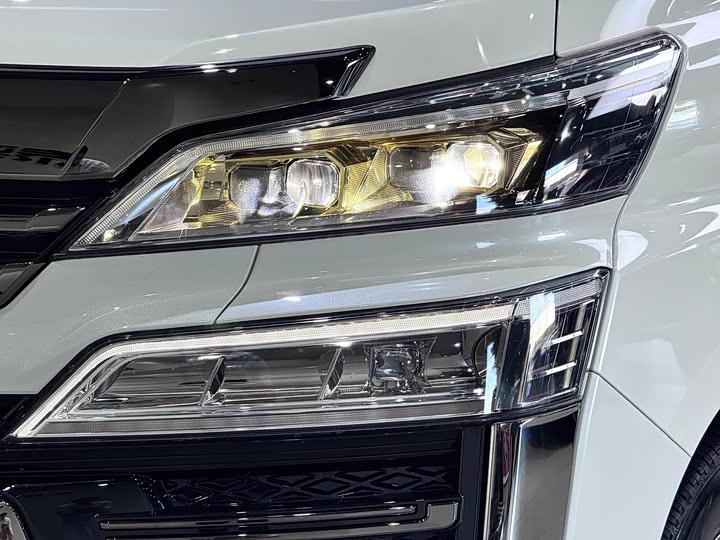 Фото 8 - Toyota Vellfire