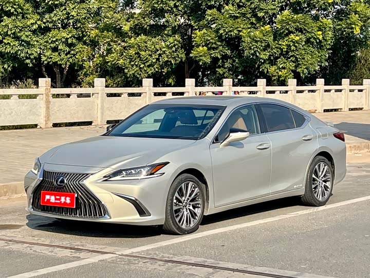 Фото 1 - Lexus ES