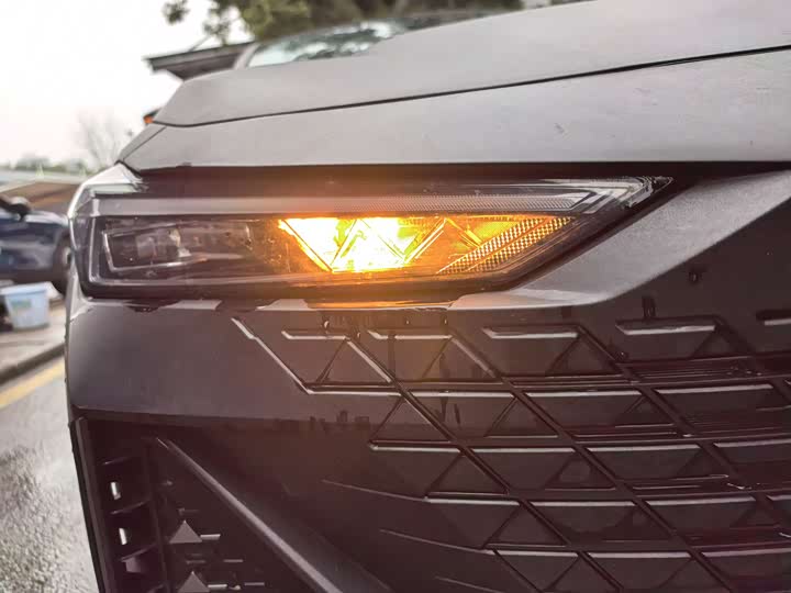 Фото 4 - Changan UNI-V