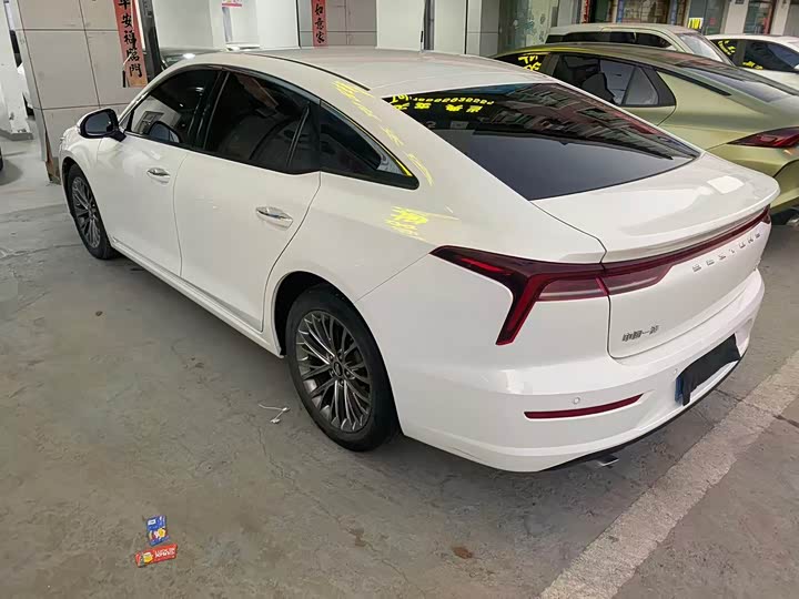 Фото 9 - Bestune B70