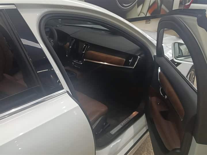 Фото 8 - Volvo S90