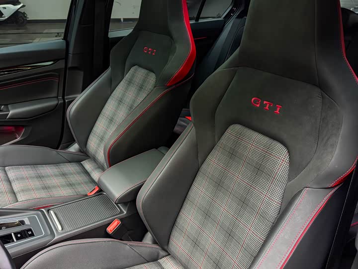 Фото 8 - Volkswagen Golf GTI