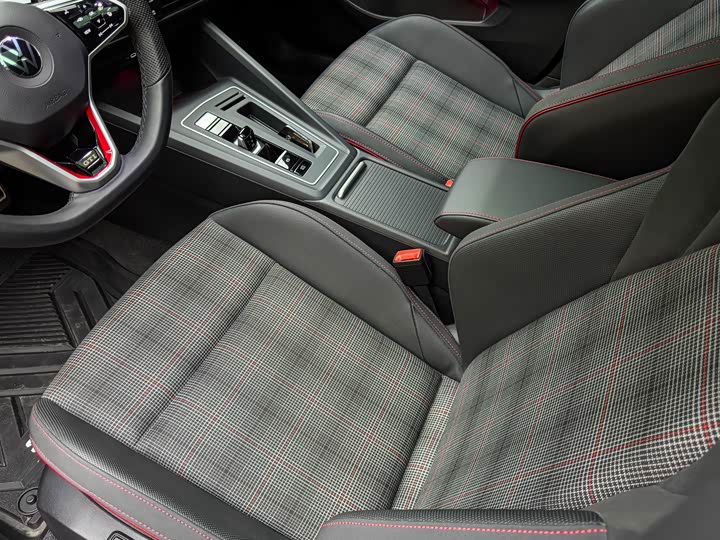 Фото 9 - Volkswagen Golf GTI