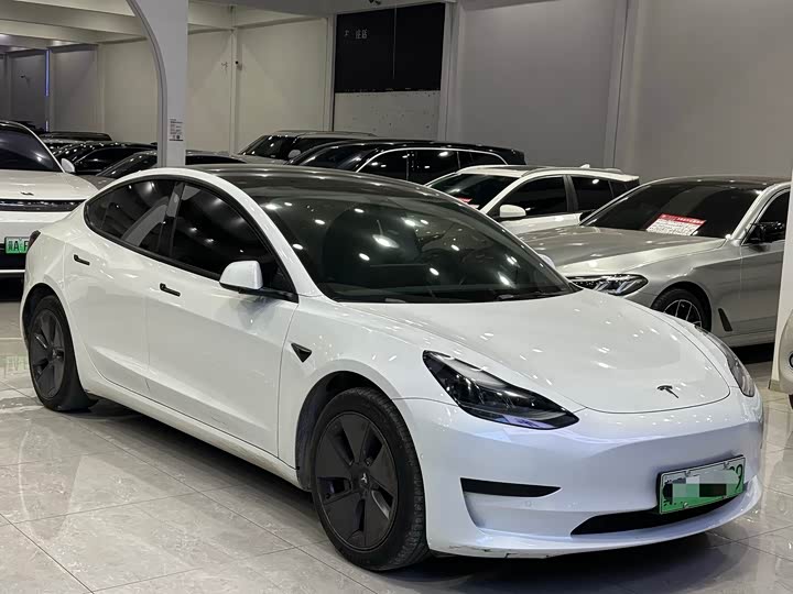 Фото 2 - Tesla Model 3