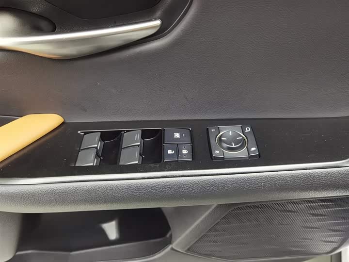 Фото 9 - Lexus UX